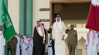 أمير قطر يرحب بخادم الحرمين ويثمن حرصه على تعزيز العلاقات