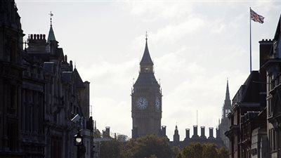 بريطانيا تكشف سبب وجود حاملة طائرات لها فى البحرين 