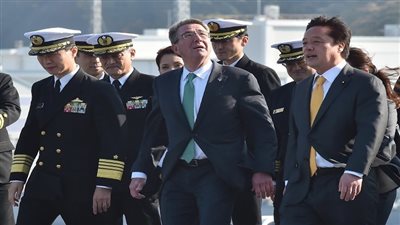 طوكيو تطلع كارتر على حاملة مروحياتها الأكبر