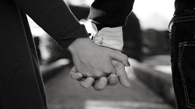 5 خطوات لتحويل الصداقة إلى حب!