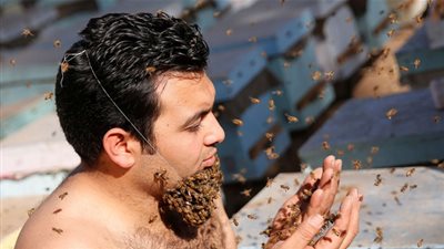 شاب مصري يحقق شهرة عالمية بـ