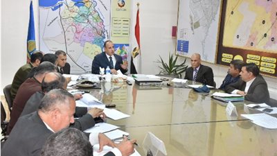 محافظ البحيرة: توفير 1000 طقم مطر للعمال والفنيين لارتدائها أثناء العمل وقت سقوط الأمطار