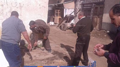 مُعلم يتطوع لتسليك 