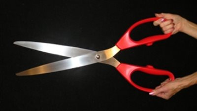 هل تعرف من هو مخترع المقص؟