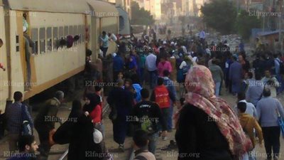 عاجل.. خروج قطار بمحطة شبين الكوم عن القضبان.. والركاب يقفزون من النوافذ (صور)
