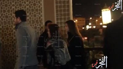 خيري رمضان ودلال عبد العزيز ودنيا سمير غانم في عزاء زوجة محمد صبحي (فيديو) 