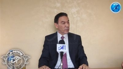 أستاذ أمراض جلدية يطالب 