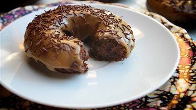 طريقة تحضير دونات الجنزبيل بصوص الإسبرسو والشوكولاتة