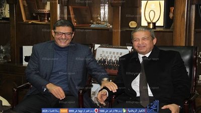 طاهر يصطحب خالد عبدالعزيز في جولة تفقدية داخل الأهلي