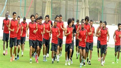 7 لاعبين يتدربون على الضربات الثابتة في مران الأهلي 