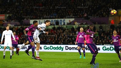 الدوري الإنجليزي – سوانزي سيتي يهزم سندرلاند بثلاثية نظيفة.. وبيرنلي يتخطي بورنموث (فيديو)