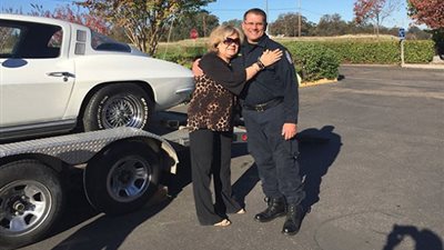 أمريكية تستعيد سيارتها شيفروليه كورفيت بعد 40 عام من سرقتها