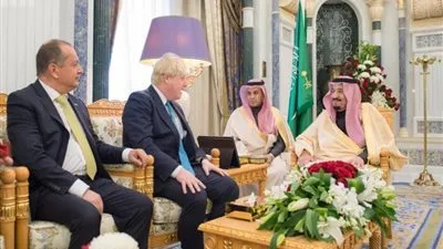 الملك سلمان يبحث مع وزير الخارجية البريطاني العلاقات الثنائية بين البلدين