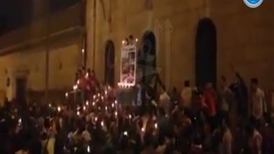وقفة بالشموع أمام الكنيسة البطرسية حدادا على ضحايا حادث التفجير (فيديو)