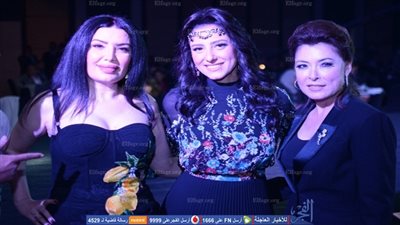 إطلالات نجوم الفن أثناء تكريمهم في 