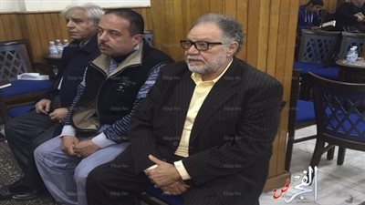 وصول يحيي الفخراني والشقنقيري لجنازة السيناريست محمود أبوزيد (صور)