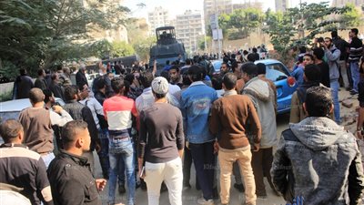 اشتباكات بين الأمن والمحتشدين أمام كنيسة العذراء (صور) 