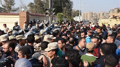 شد وجذب بين الأقباط والجيش لدخول النصب التذكاري (صور)