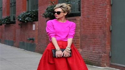 طريقة تنسيق الأحمر مع الفوشيا لإطلالة عصرية وجذابة (صور)