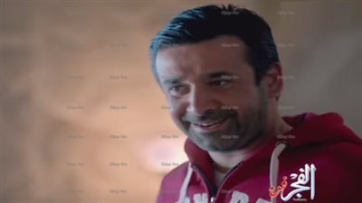 كريم عبد العزيز يصطحب ابنه في تصوير 