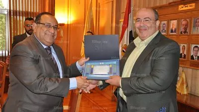 جامعة حلوان تكرم أيمن عز الدين عن ابتكاره أسلوب المبصر للكفيف (صور)