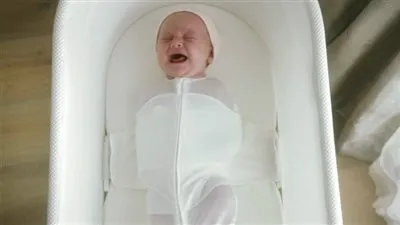 شركة أمريكية تبتكر سرير جديد للرضع قد يقدم حلا للآباء المحرومين من النوم