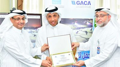 ٤٠ برج إضاءة جديدة في مواقف الطائرات بمطار المؤسس