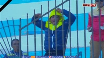 بالفيديو.. مشجع منتخب السويس يلقي بالطوب على الجهاز الفني خلال لقاء نجوم المستقبل