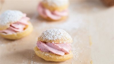 طريقة تحضير الإكلير بكريمة الفراولة والشوكولاتة البيضاء