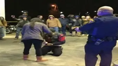 رجل طلب الزواج من صديقته تحت تهديد الشرطة! (فيديو)