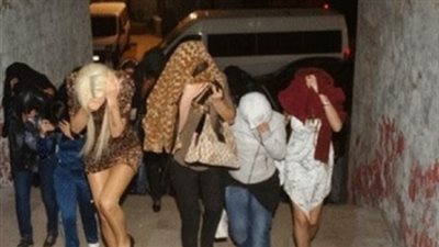 القبض على قواد و4 ساقطات أثناء ممارسة الرزيلة مع خليجيين بالجيزة 