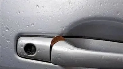 احذروا إذا وجدتم قطعة نقدية على باب السيارة