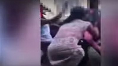 لقطات مروعة لاعتداء عصابة من 10 فتيات على طالبة (فيديو)