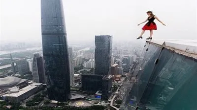 نيكولاو.. الفتاة التي تمارس أخطر هواياتها بين السماء والأرض !