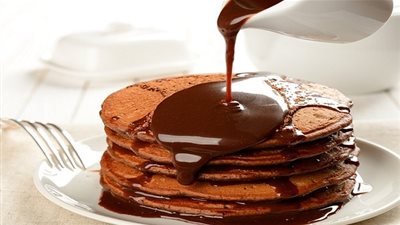 طريقة عمل البان كيك بصوص الشوكولاتة