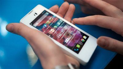 سقوط الهاتف المحمول في الطائرة قد يؤدي لانفجارها