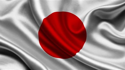 زوجة رئيس وزراء اليابان تضع إكليلا من الزهور على مقبرة للجنود الروس