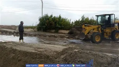 رئيس مدينة بلطيم يترأس حملة لشفط مياه الأمطار مرتديا 