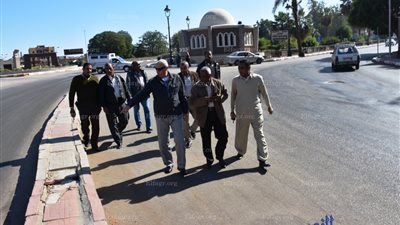 محافظ أسوان يمهل رؤساء الأحياء 15 يوما لرفع القمامة من الشوارع (صور)