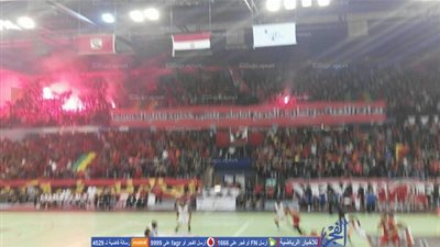 ألتراس أهلاوي يشعل مدرجات الأهلي بالشماريخ في نهائي السلة (صور وفيديو)