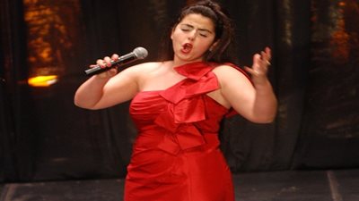 جالا الحديدي تحتفل بعيد الميلاد في الأوبرا