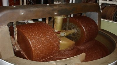 عاملة روسية تلقي حتفها في خلاط للشوكولاتة