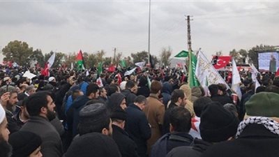 آلاف يتظاهرون على الحدود التركية احتجاجا على حصار حلب