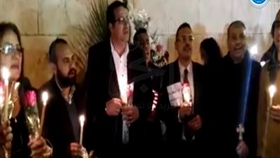 الأقباط يرنمون أمام البطرسية: 