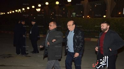 شاهد.. لحظة وصول حسن حسني إلى عزاء أحمد راتب (فيديو وصور)