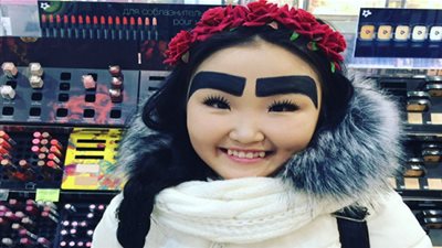 حواجب غريبة لفتاة روسية تثير ضجة كبيرة على الإنترنت! (صورة)