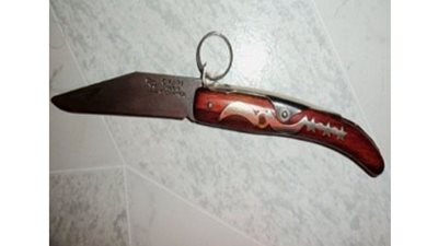 طالب ثانوي يطعن زميله بـ