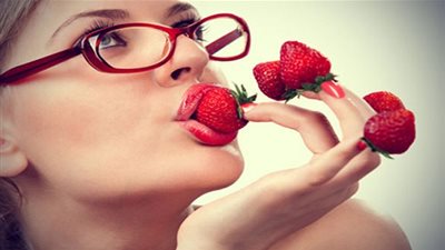 7 خلطات طبيعية من الفراولة لتفتيح البشرة ونعومة الشعر