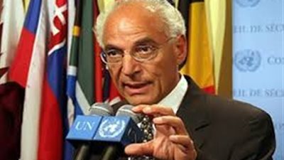 فاروق الباز يطالب بإلغاء مجانية التعليم