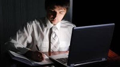 نوبات العمل الليلية تهدد جهازك الهضمي